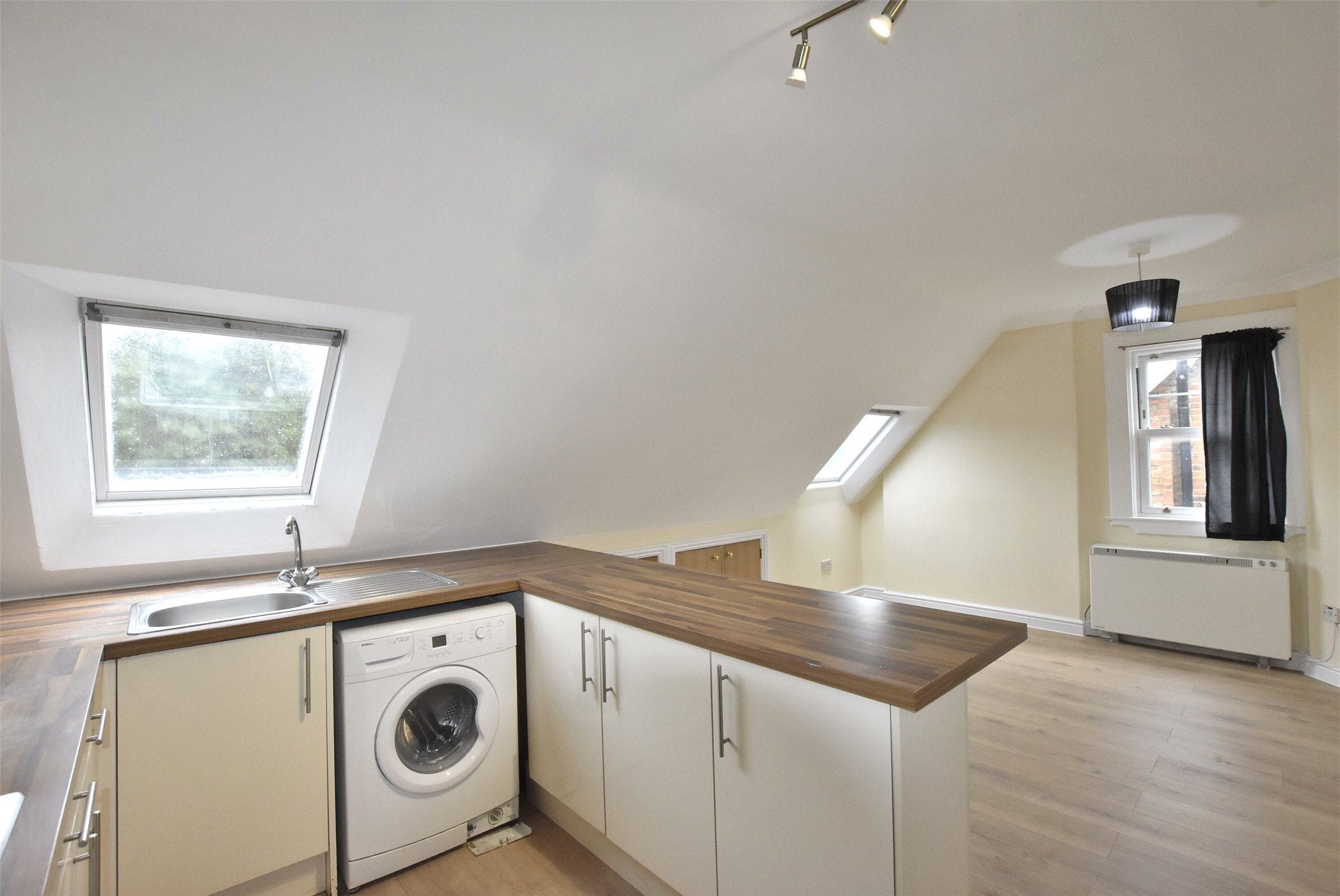Flat Ladbroke Road in Reigate and Banstead