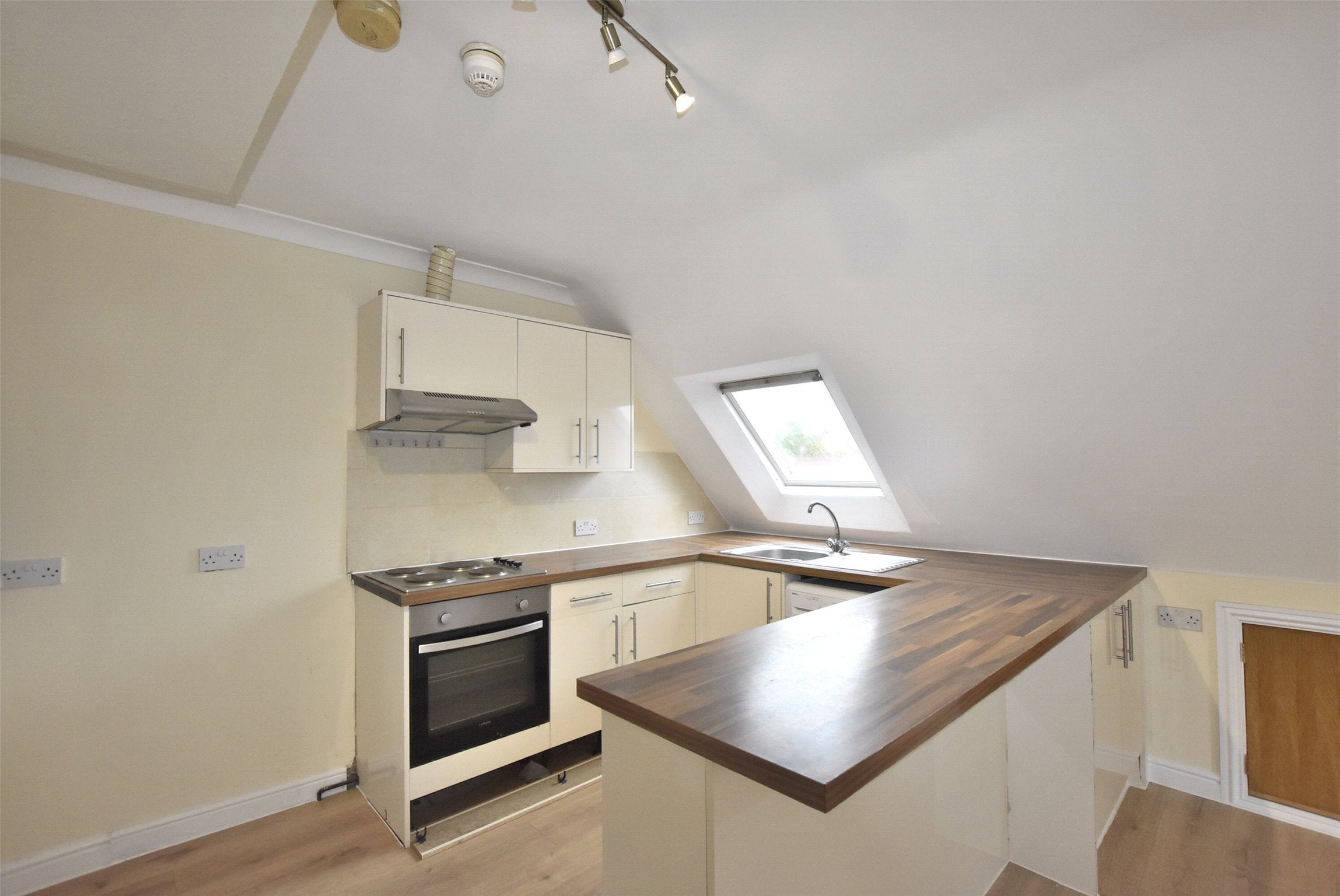 Flat Ladbroke Road in Reigate and Banstead