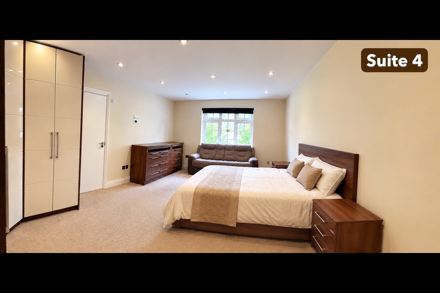 Room Edgwarebury Lane in Greater London