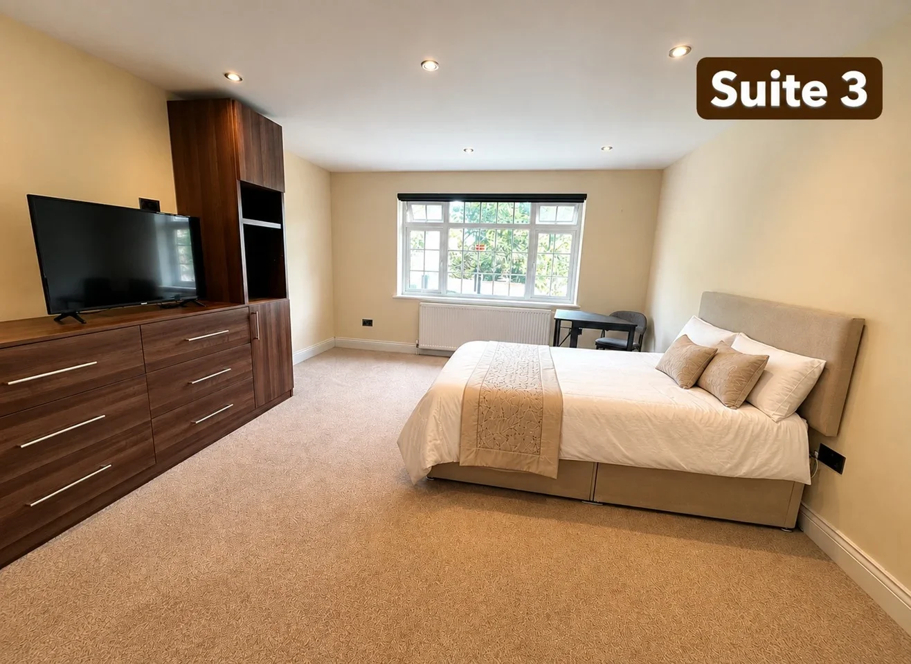 Room Edgwarebury Lane in Greater London