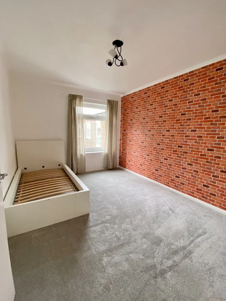Flat Woodcote Road in Greater London
