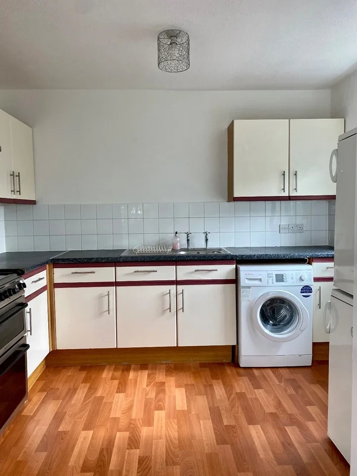Flat Woodcote Road in Greater London