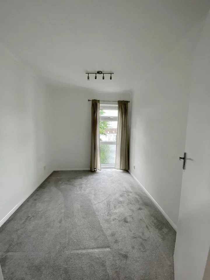 Flat Woodcote Road in Greater London