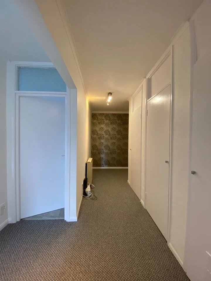 Flat Woodcote Road in Greater London