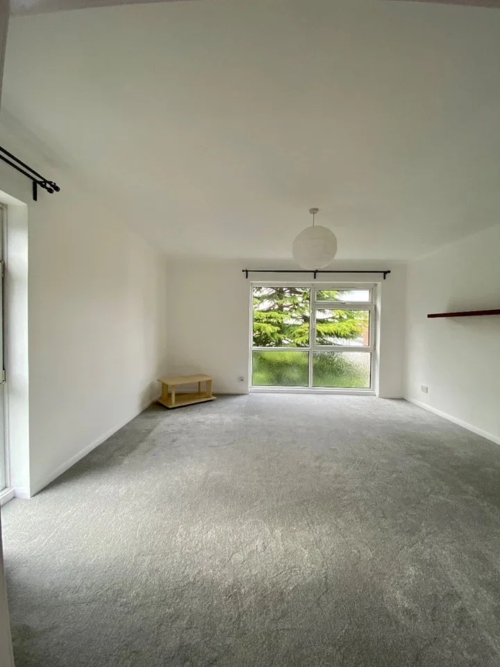 Flat Woodcote Road in Greater London