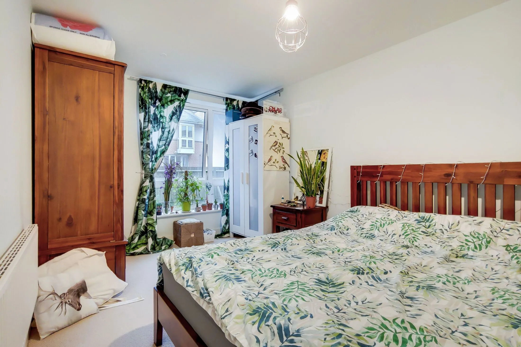 Flat Newport Avenue in Greater London