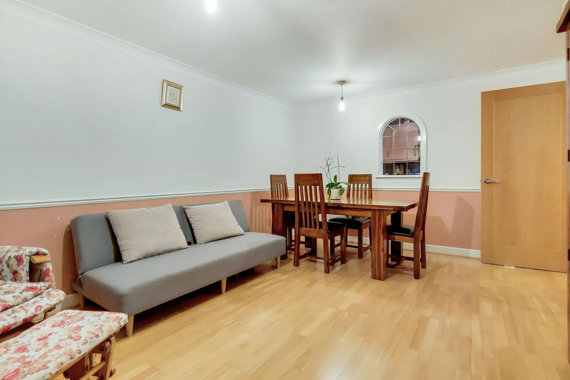 Flat Newport Avenue in Greater London