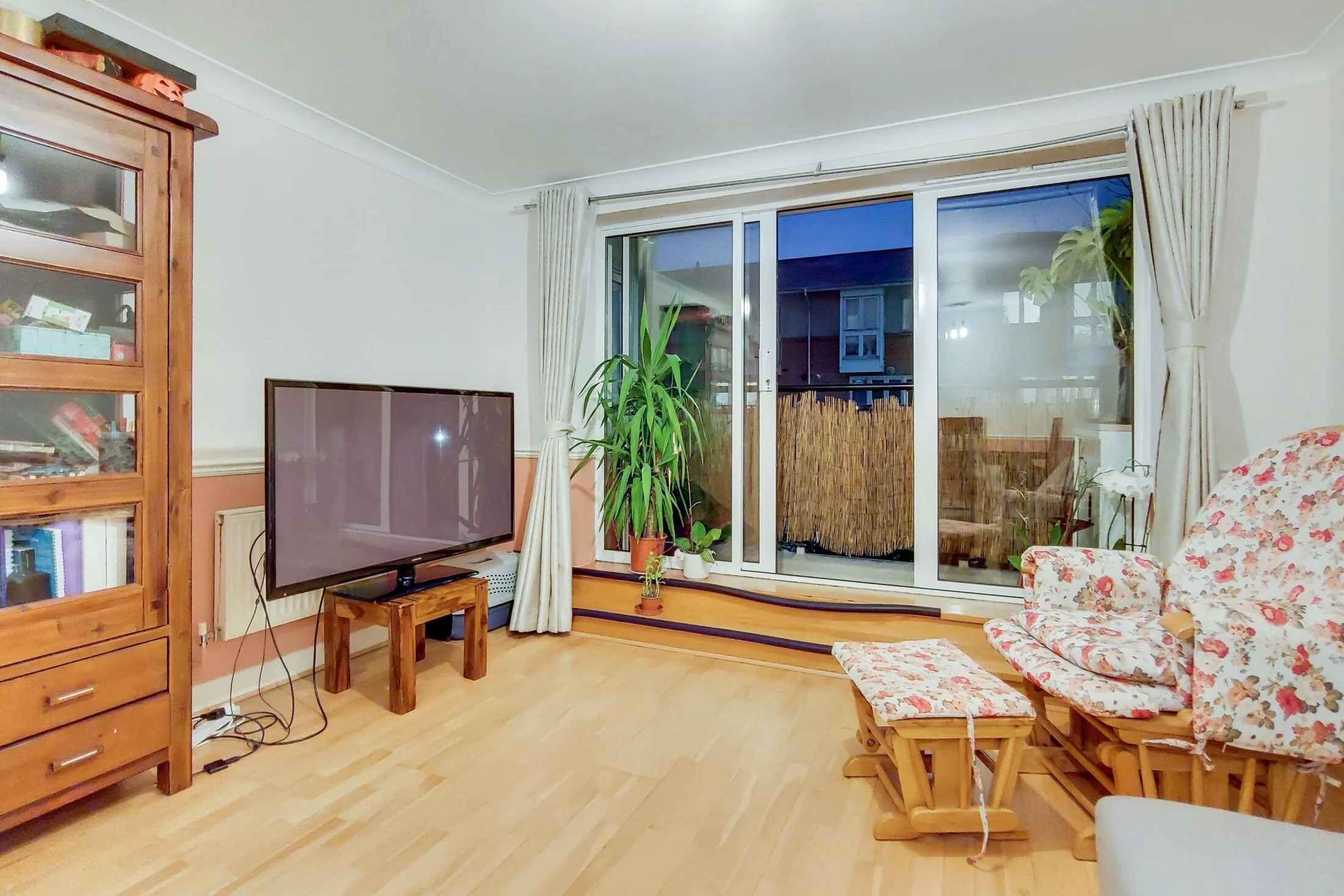 Flat Newport Avenue in Greater London