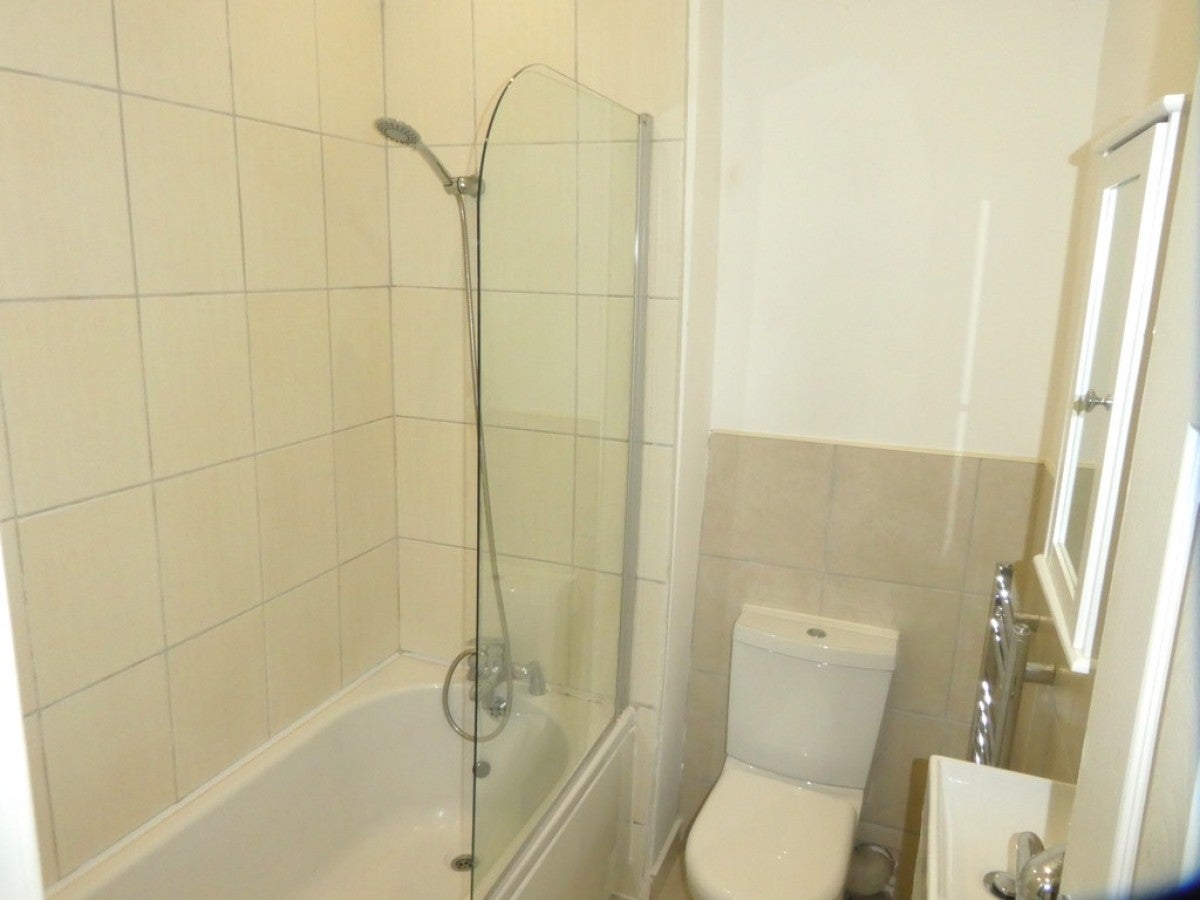 Flat Neston Avenue in Manchester