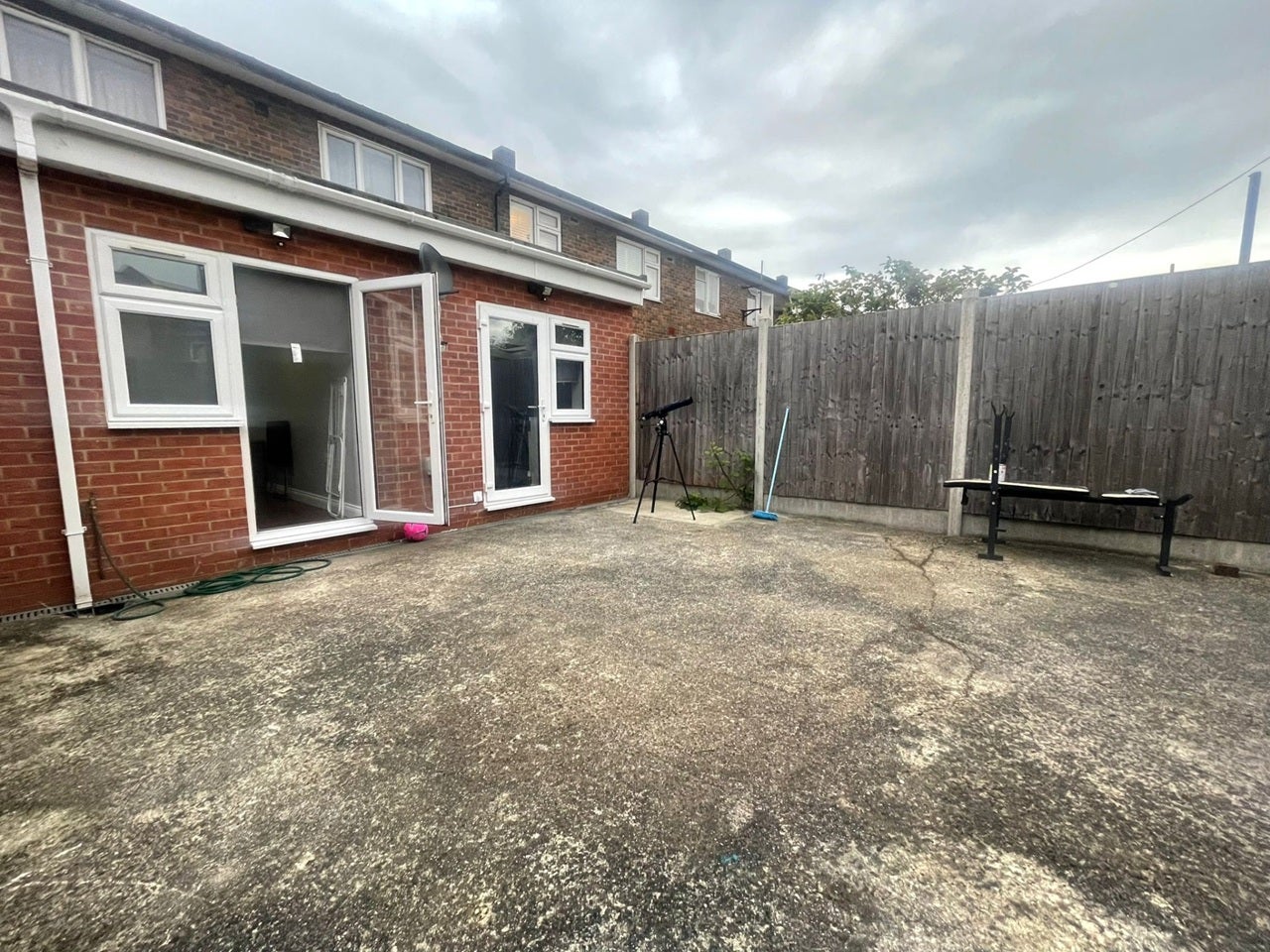 Room Ardley Close in Greater London