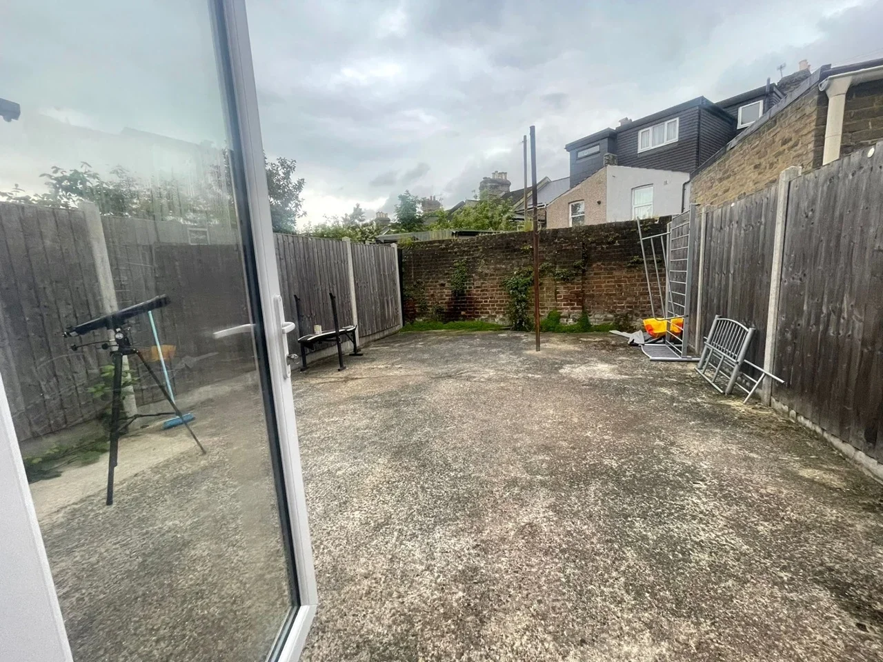 Room Ardley Close in Greater London