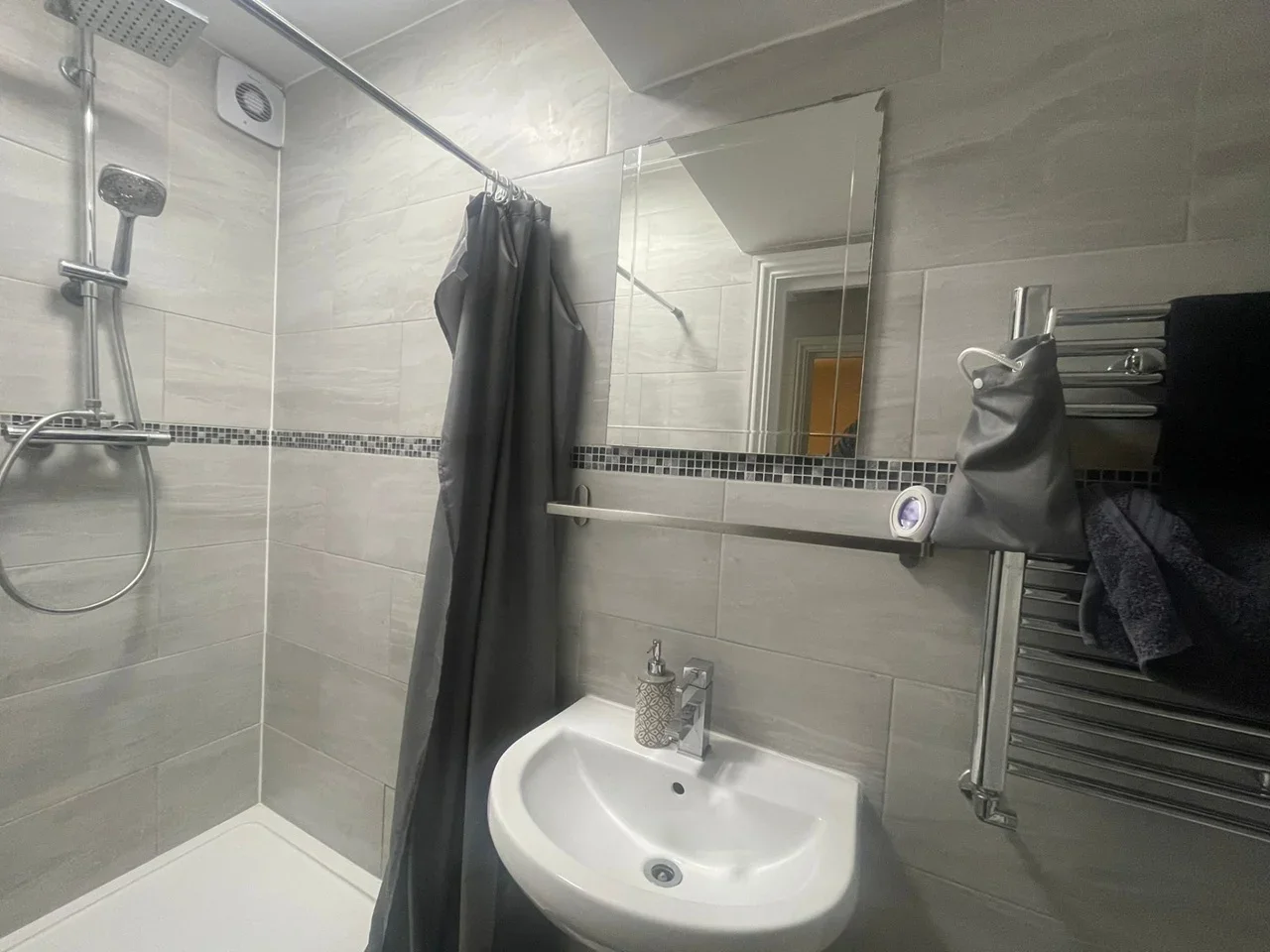 Room Ardley Close in Greater London