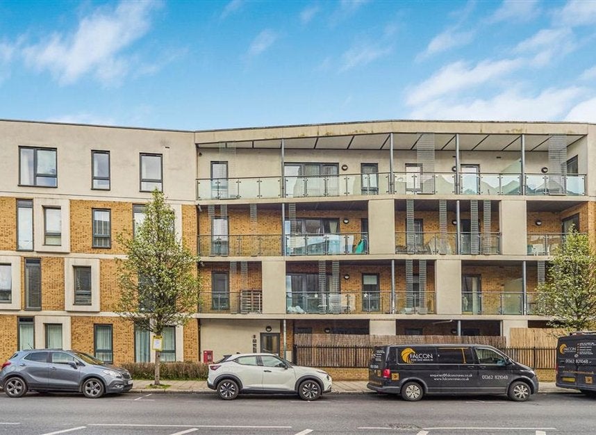 Flat Greenwich High Road in Greater London