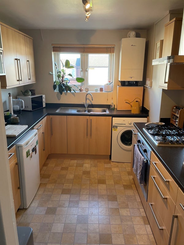 Room Wharton Road in Greater London