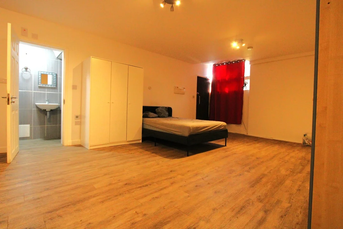 Flat Uxbridge Road in Greater London