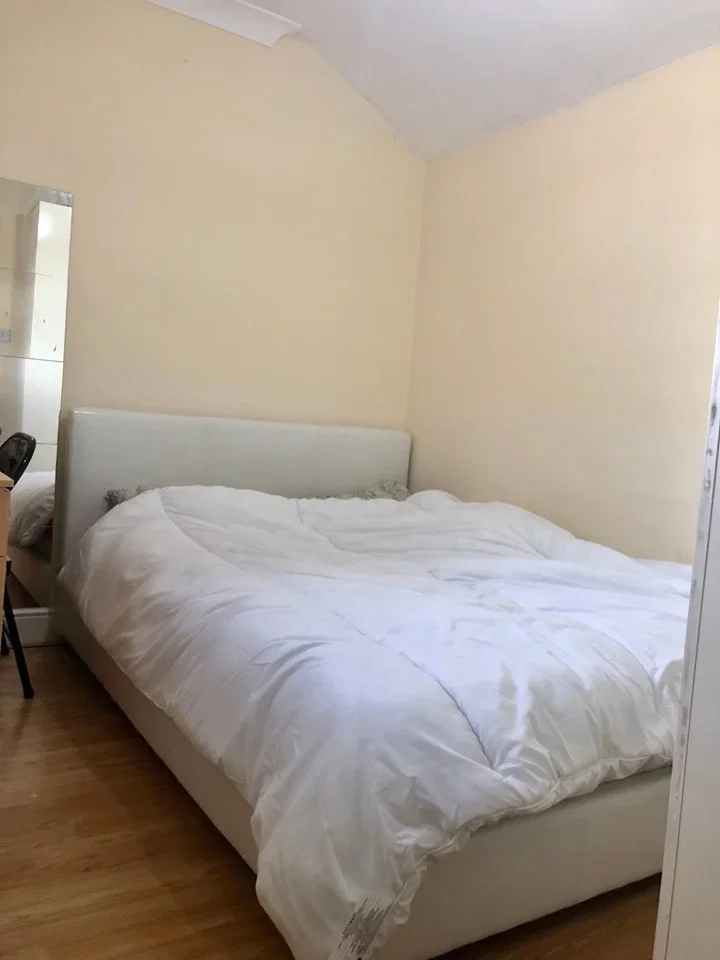 Room Barking Road in Greater London