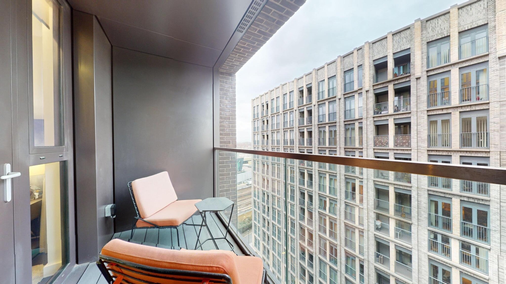 Flat Ponton Road in Greater London