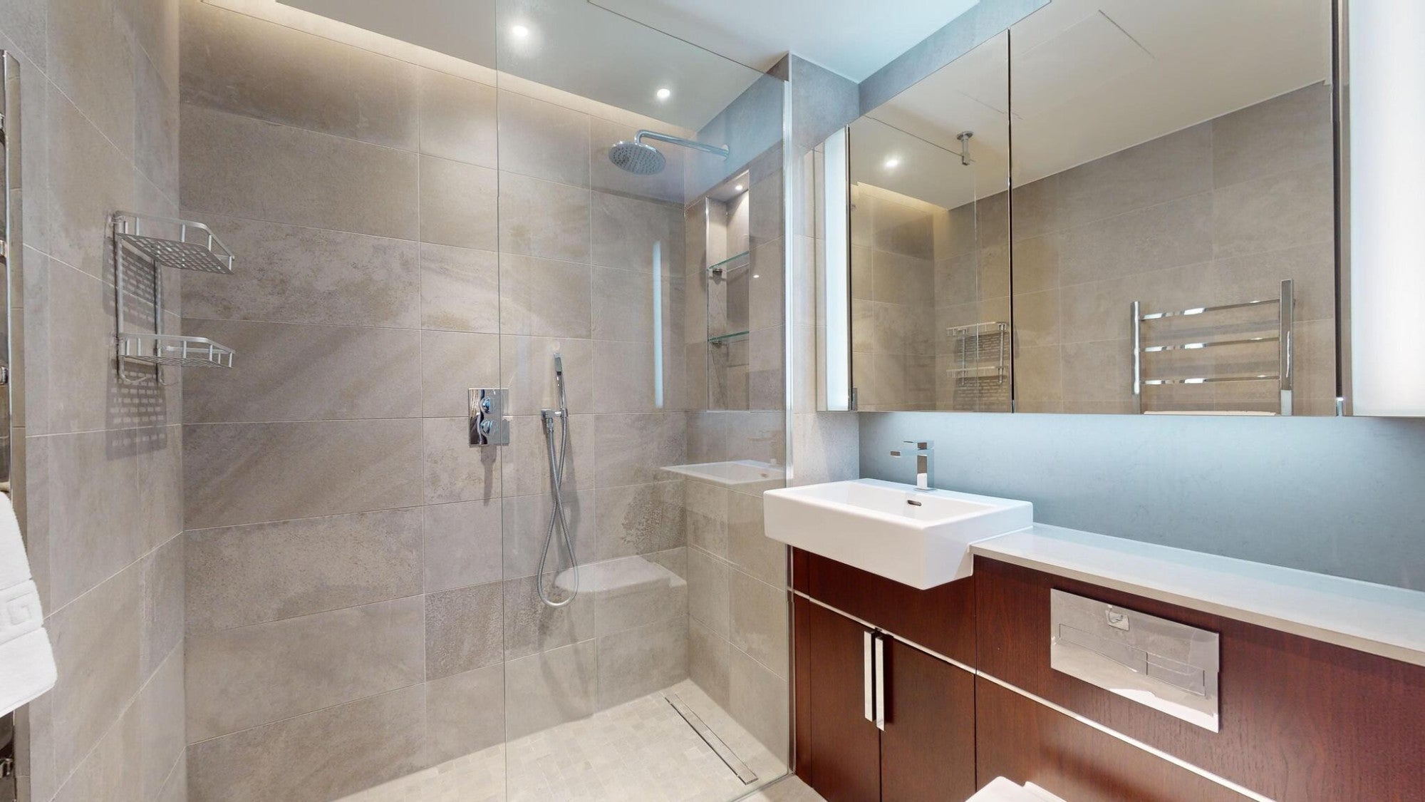 Flat Ponton Road in Greater London