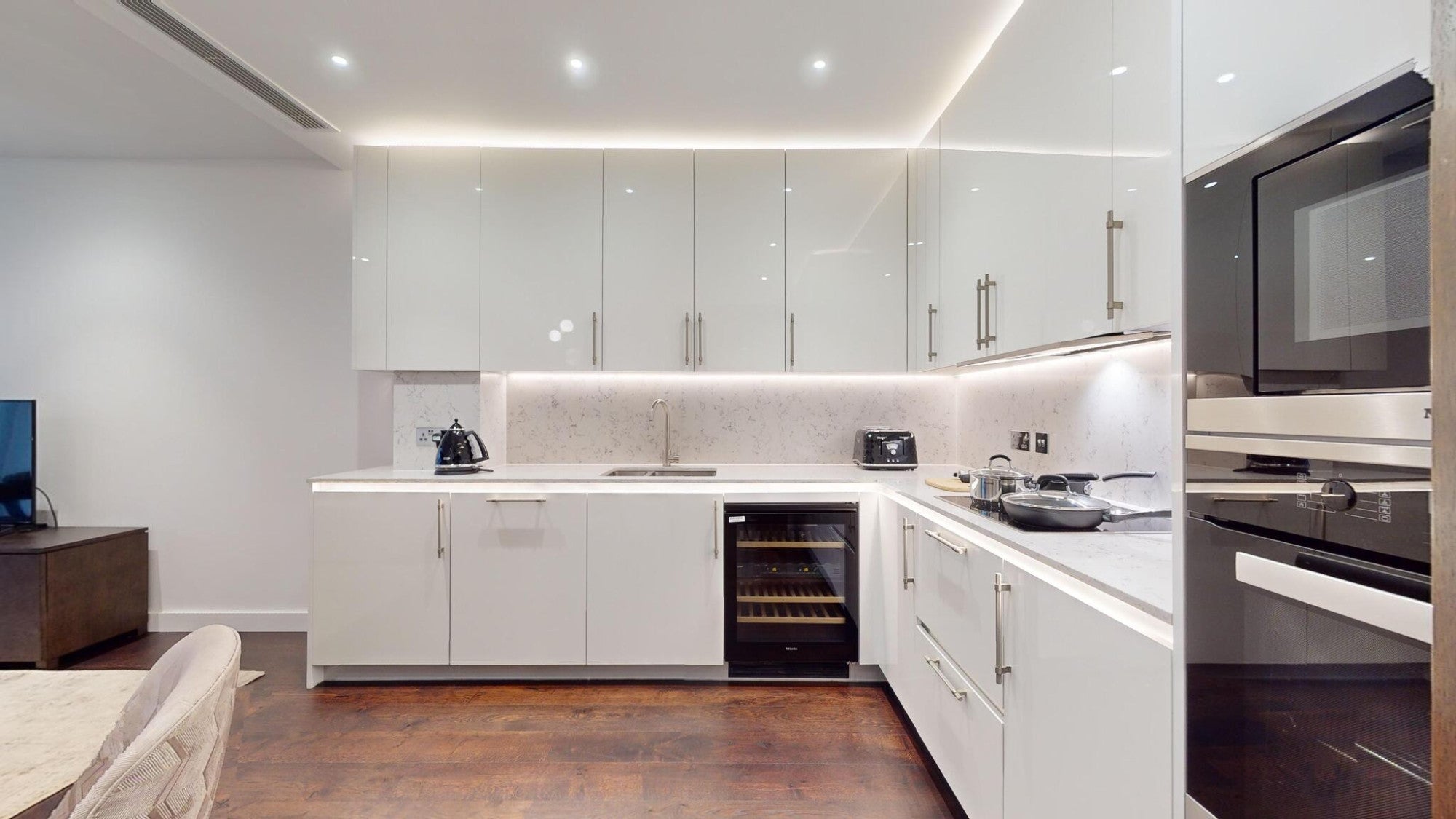 Flat Ponton Road in Greater London