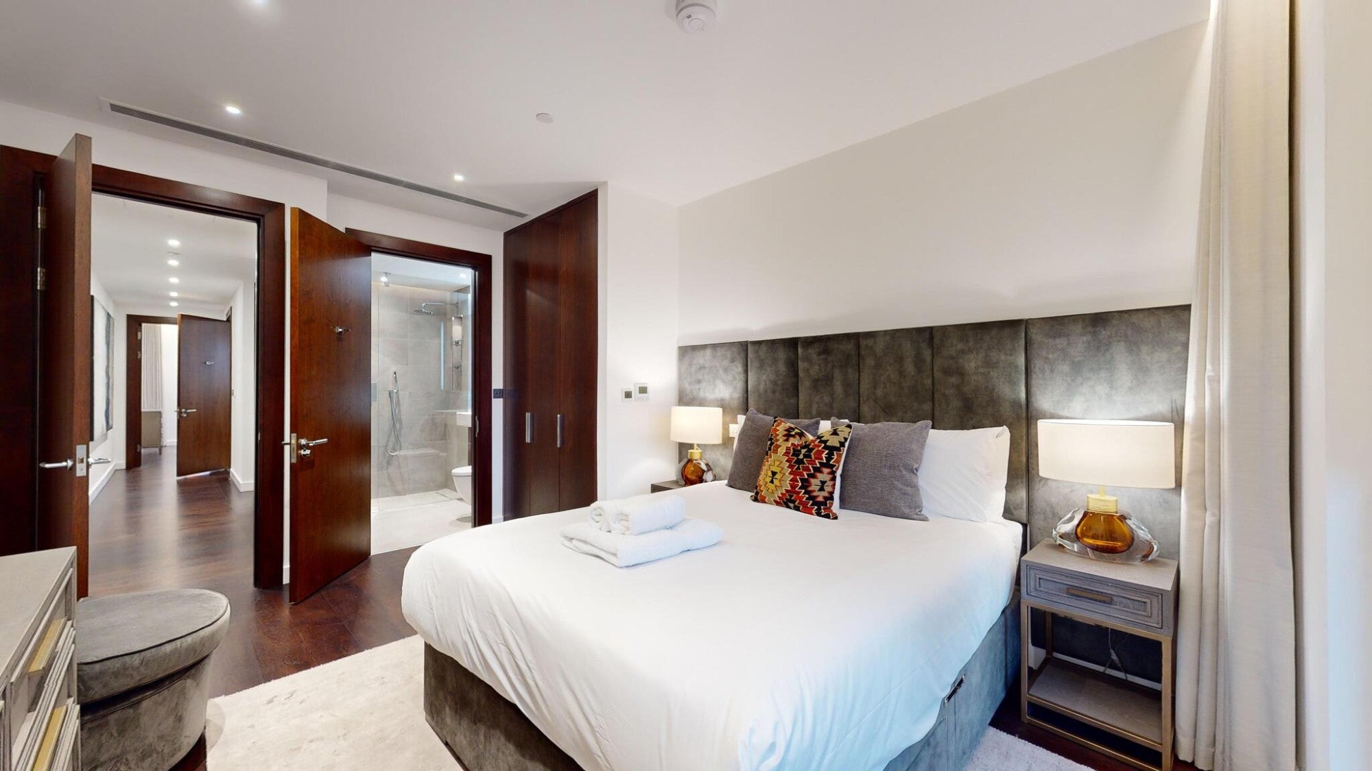 Flat Ponton Road in Greater London
