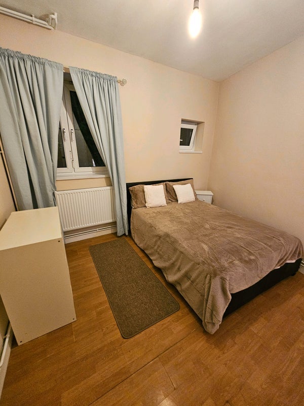 Room Burge Street in Greater London