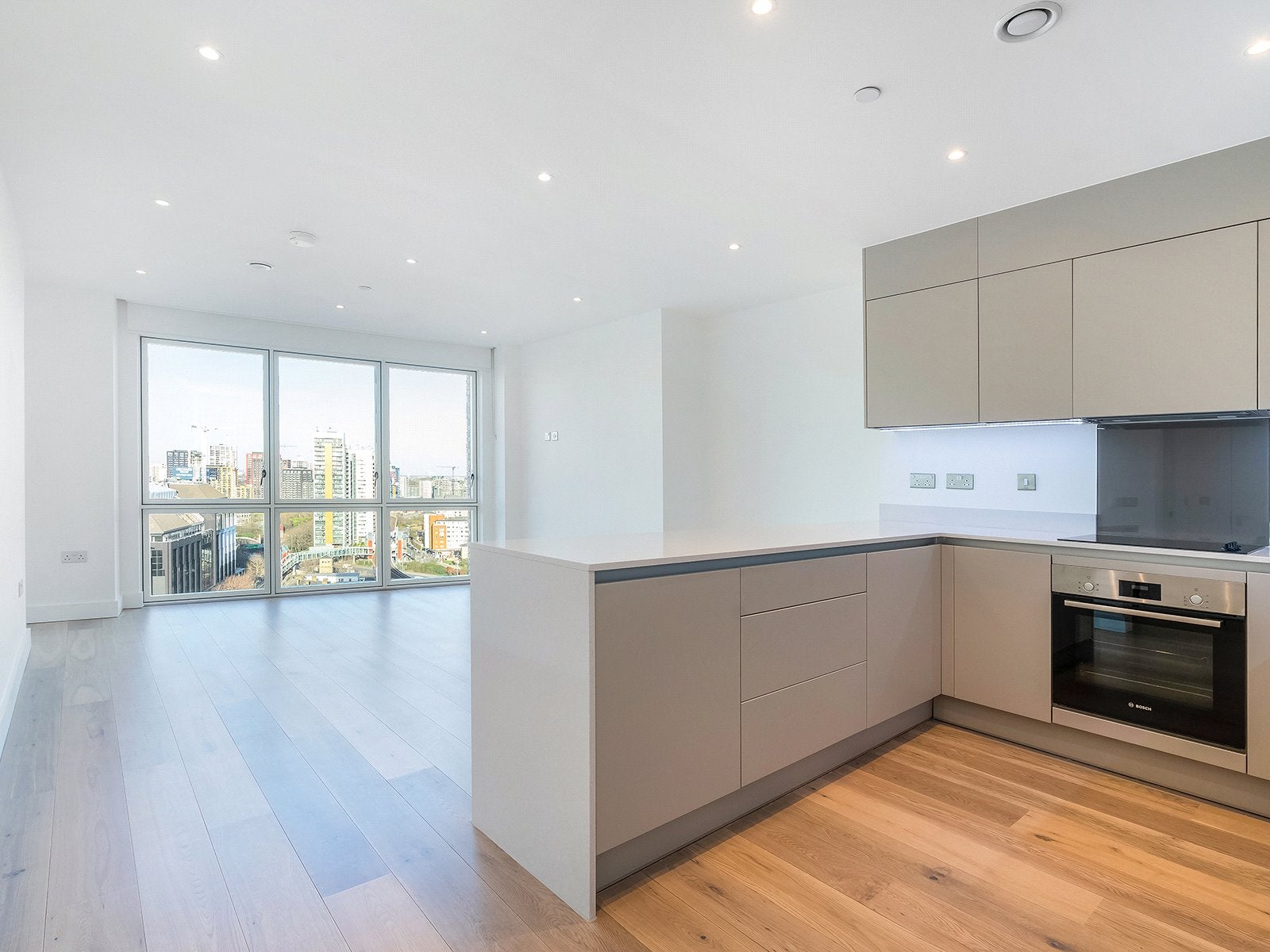 Flat Goddard Way in Greater London