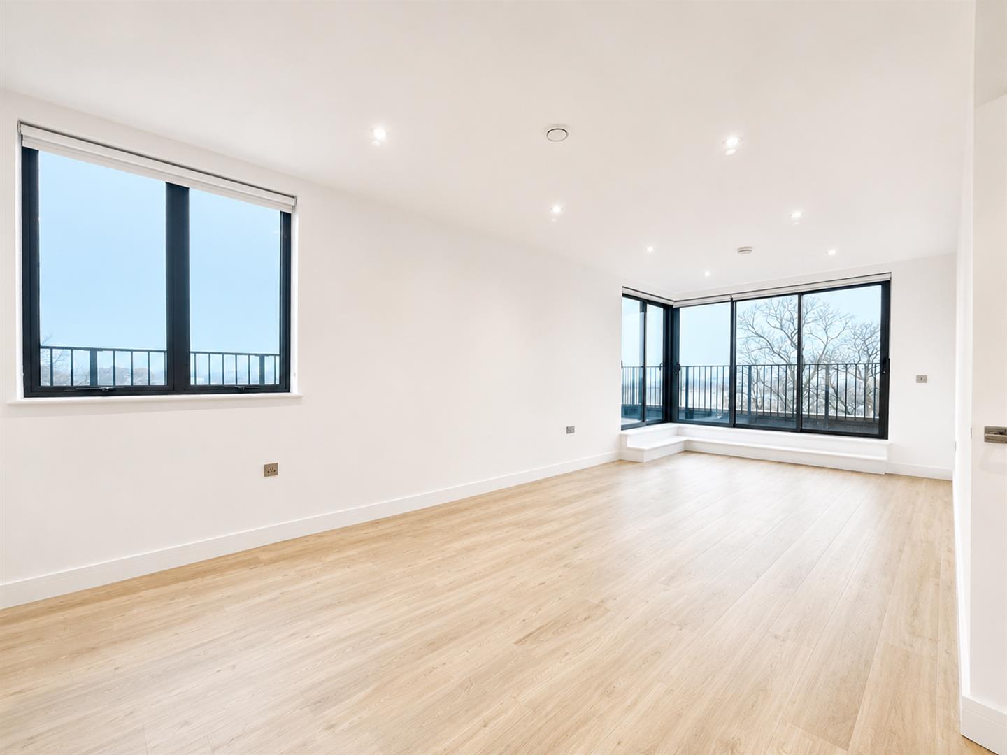 Flat Farnborough Road in Rushmoor