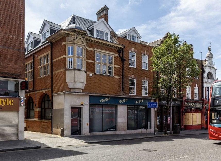 Flat Mount Place in Greater London