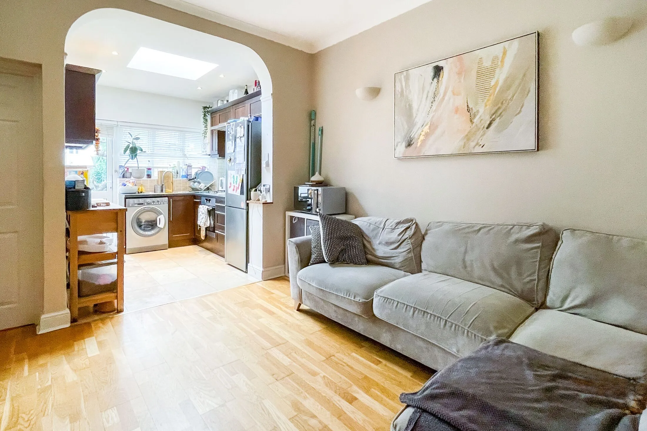 Flat Adela Avenue in Greater London