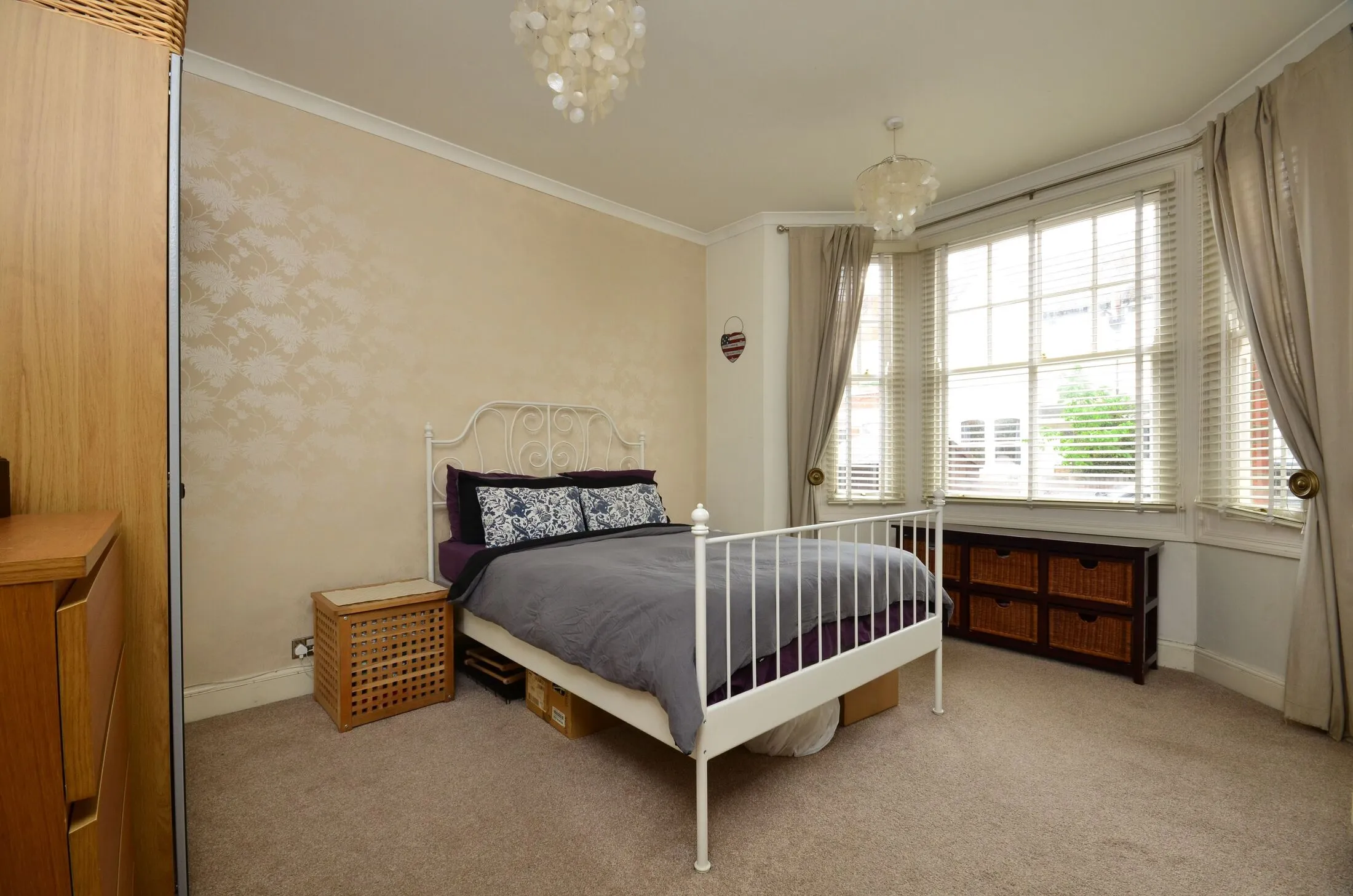 Flat Adela Avenue in Greater London