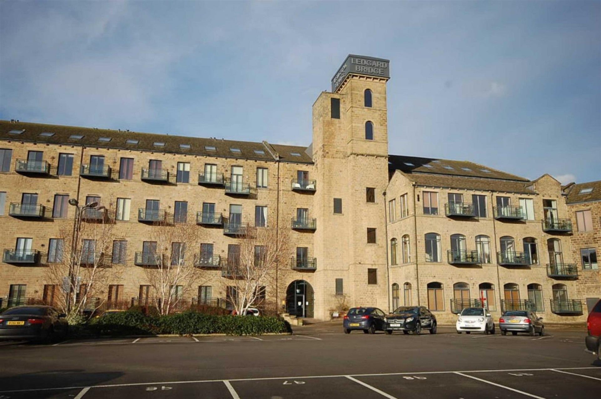 Flat Ledgard Wharf in Kirklees