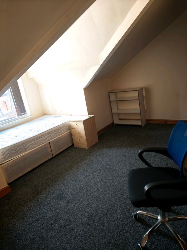 Room Manor Avenue in Leeds