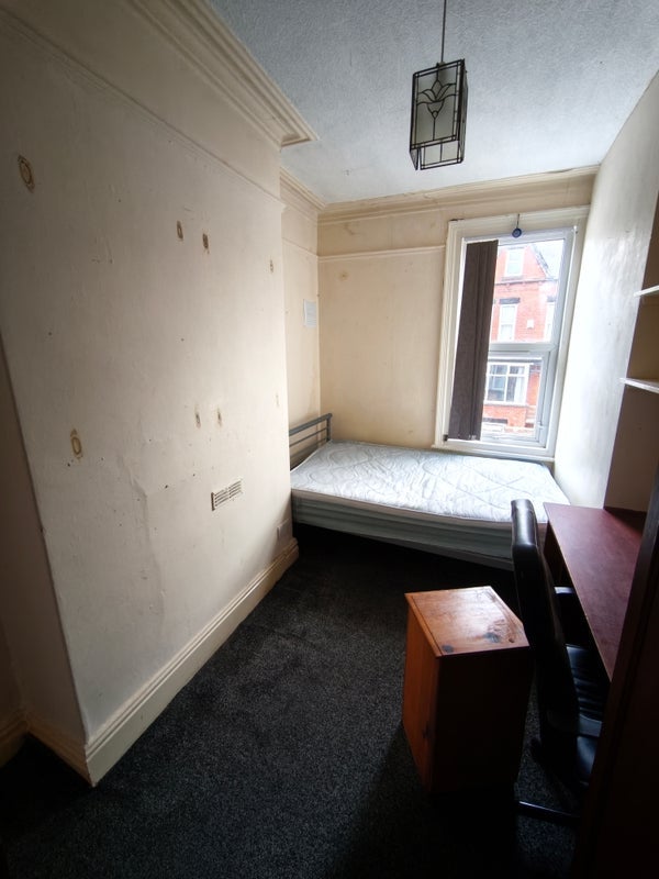 Room Manor Avenue in Leeds