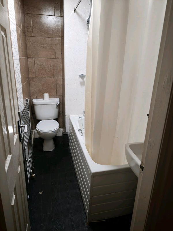 Room Manor Avenue in Leeds