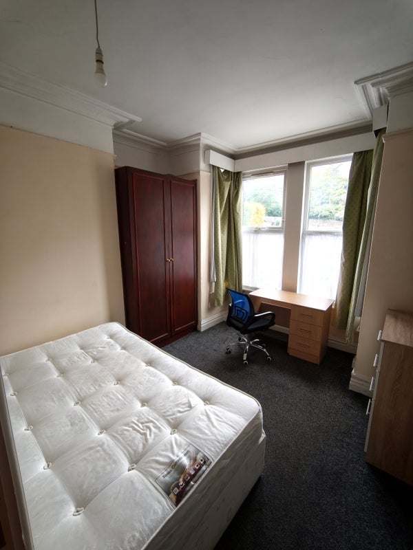 Room Manor Avenue in Leeds