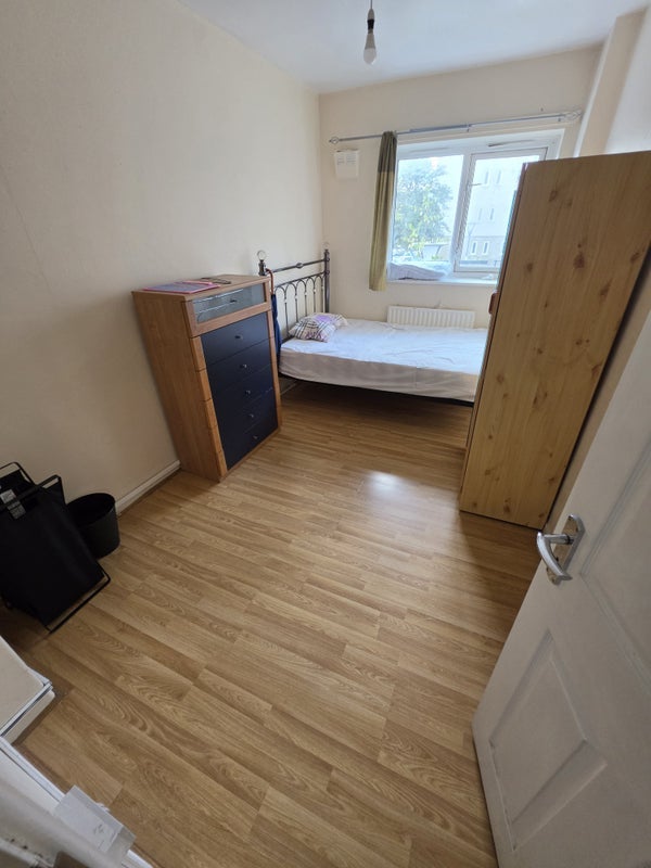 Room Masjid Lane in Greater London