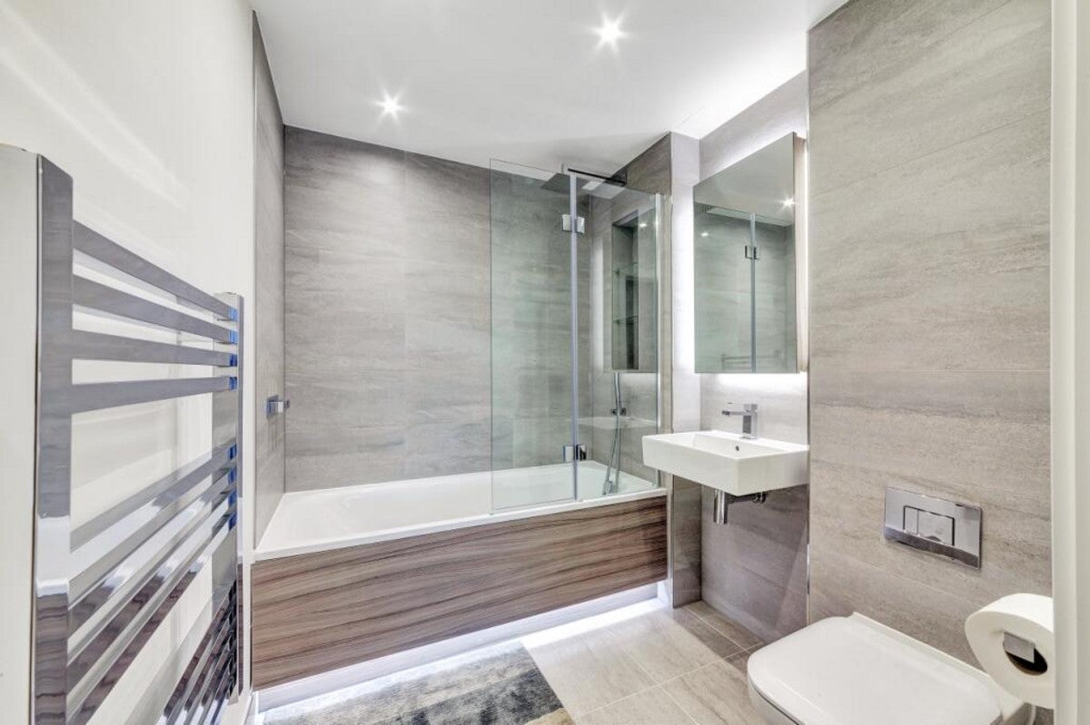 Flat Lismore Boulevard in Greater London