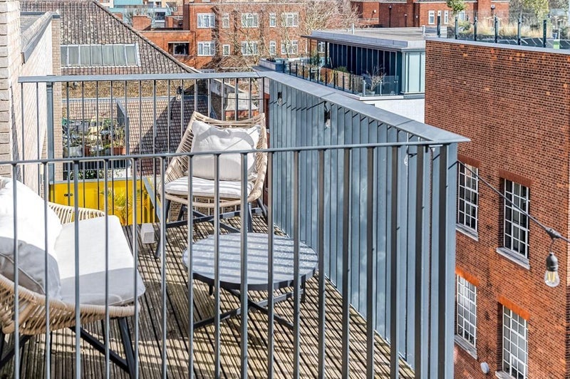 Flat Arts Lane in Greater London