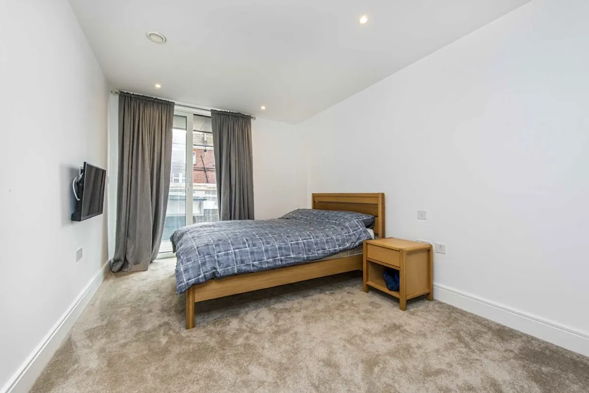 Flat Blairderry Road in Greater London