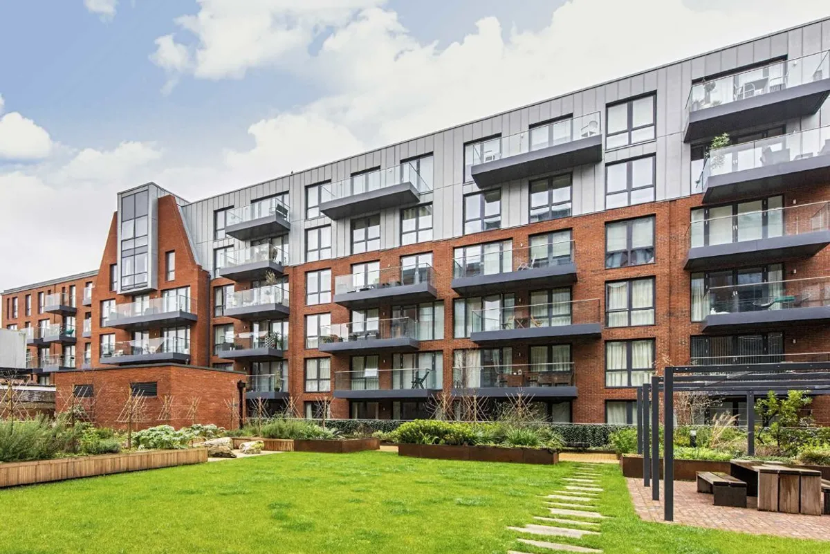 Flat Blairderry Road in Greater London