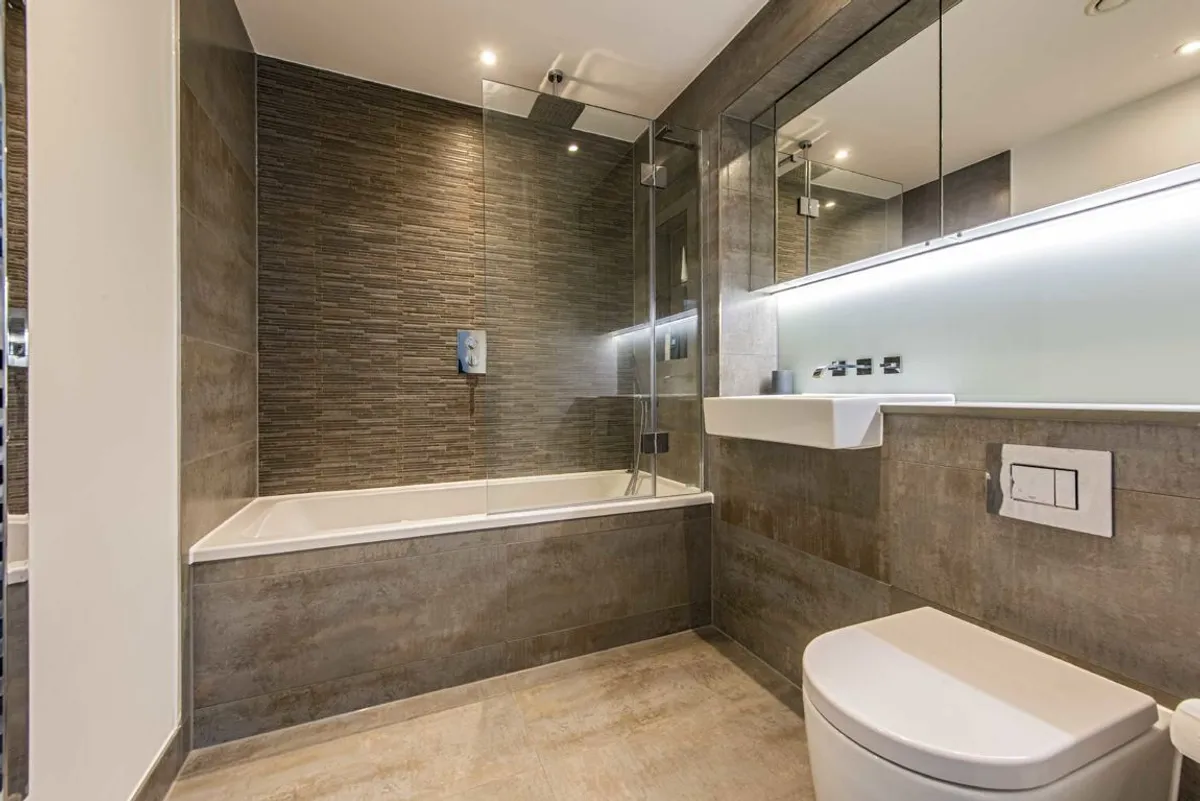Flat Blairderry Road in Greater London
