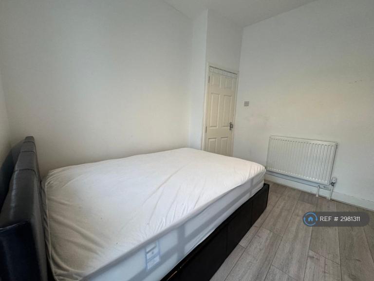 Room Priory Crescent in Southend-on-Sea