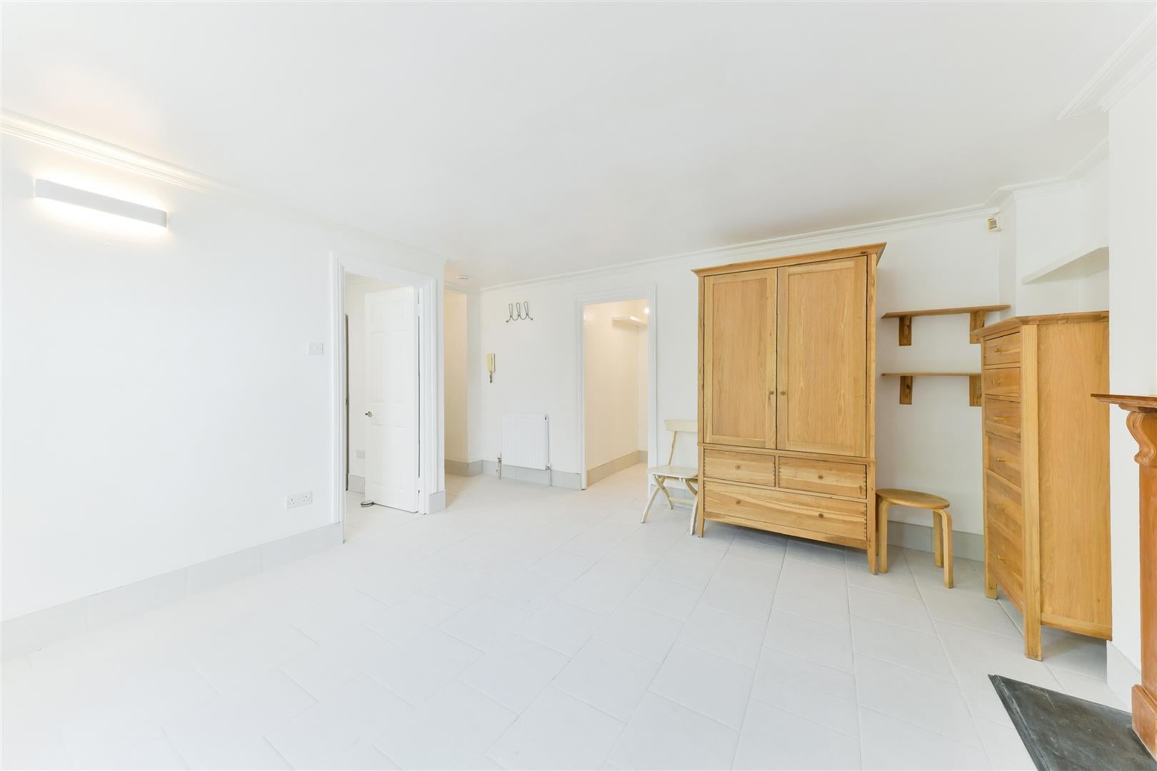 Flat Merton Road in Greater London