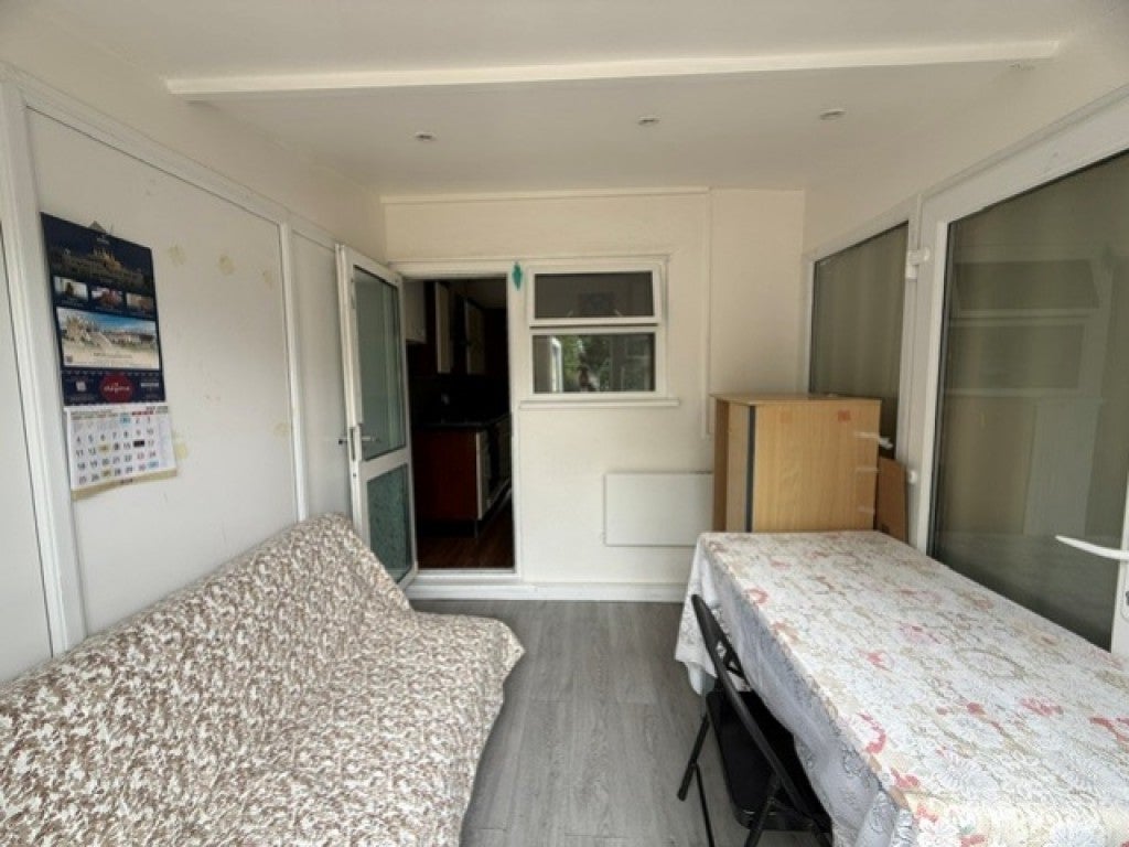 Flat Shooters Avenue in Greater London