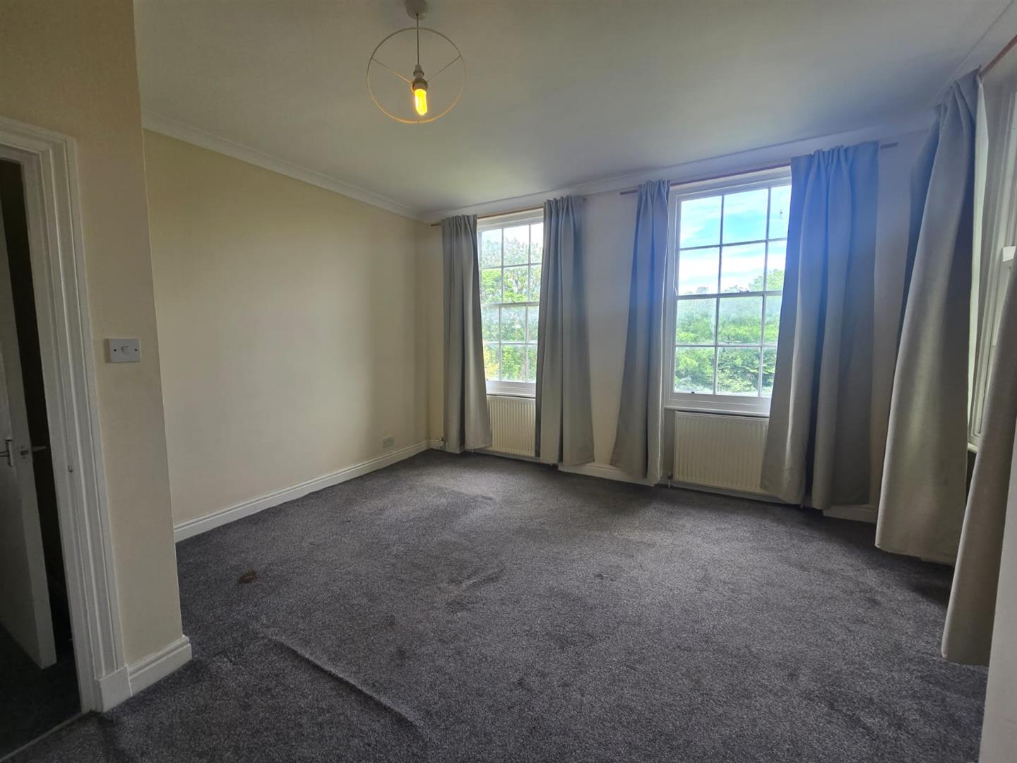 Flat Vicarage Park in Greater London