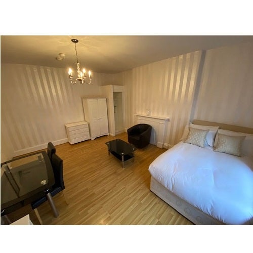 Flat Holland Road in Greater London