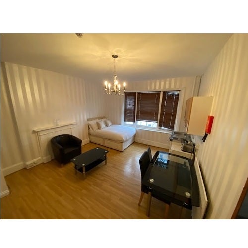 Flat Holland Road in Greater London