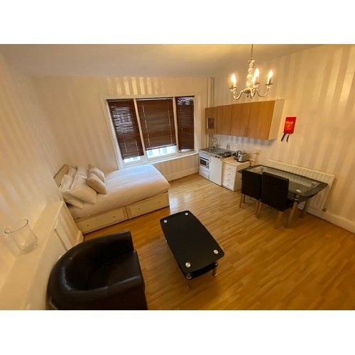 Flat Holland Road in Greater London