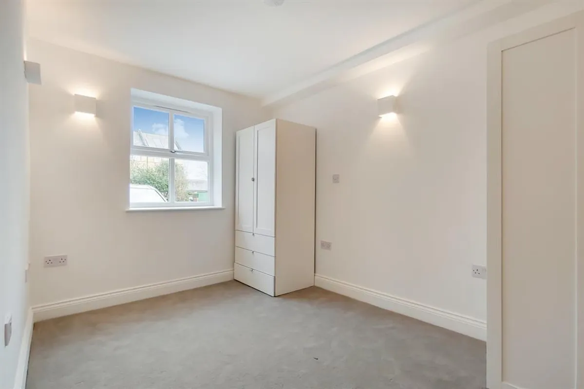 Flat Pellatt Road in Greater London