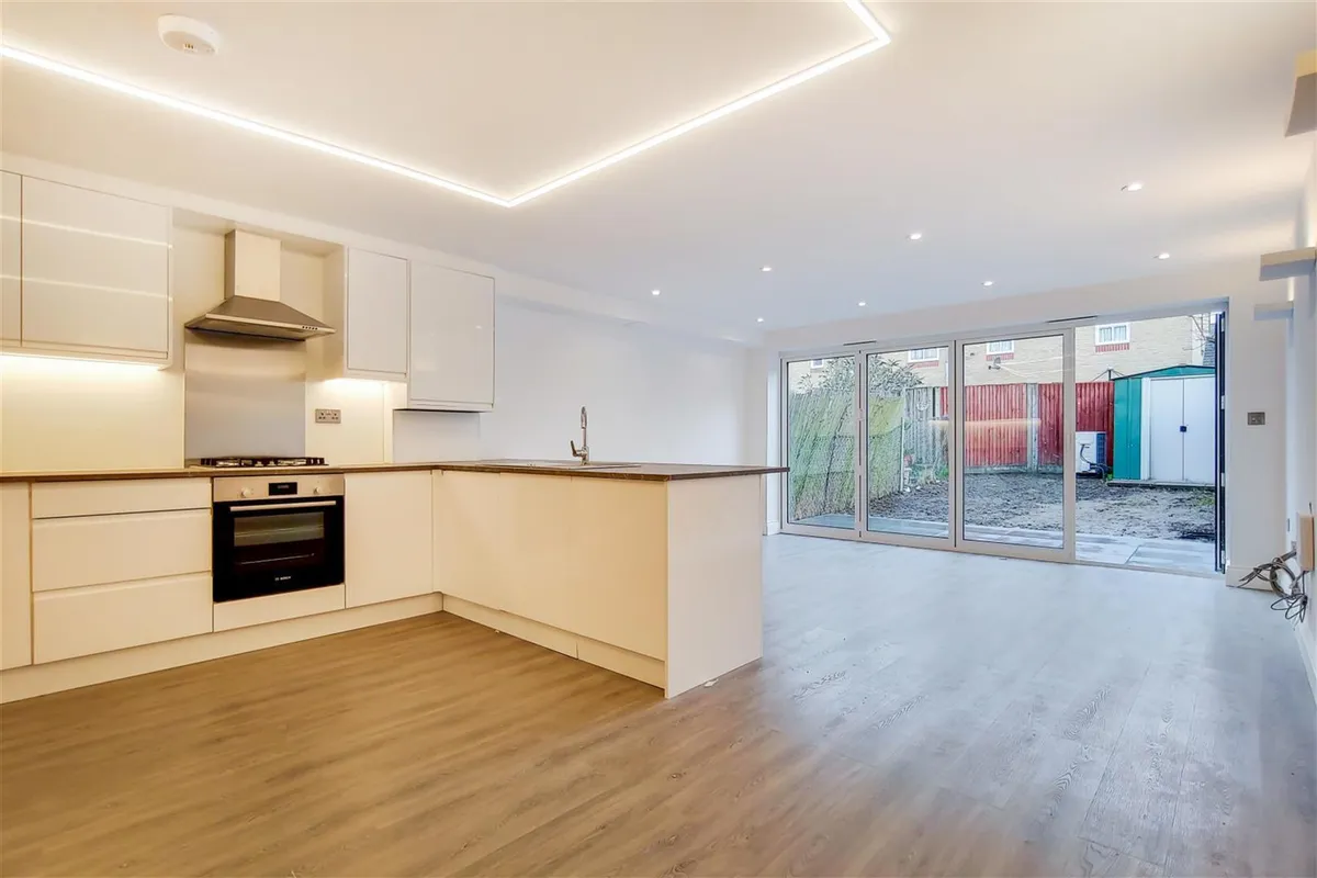 Flat Pellatt Road in Greater London